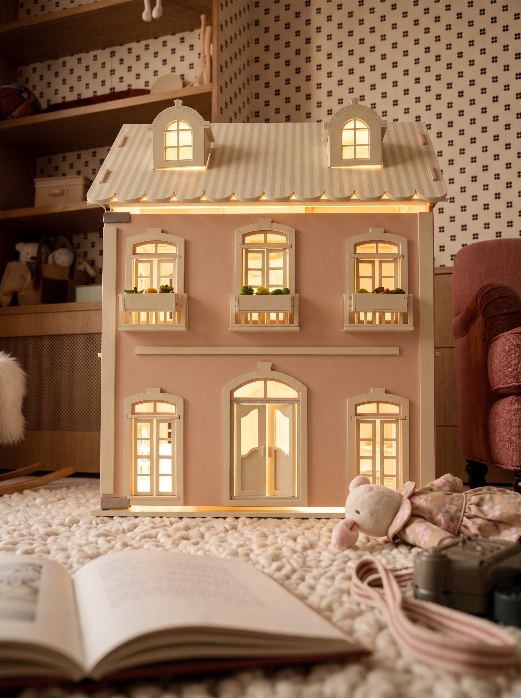 House of Nice · A Little House on The Riviera inside