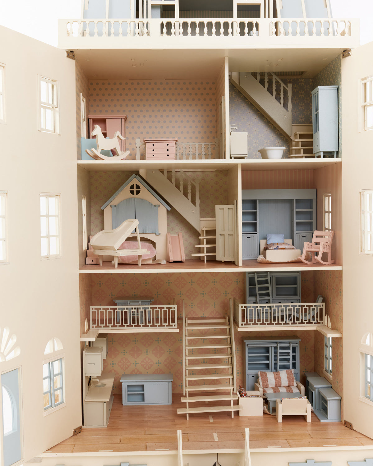 House of New York - Giant Dollhouse