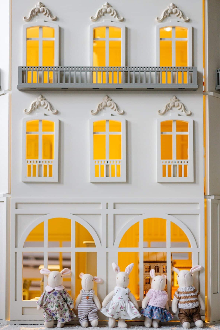 The Bellevue Family – Dollhouse Accessories