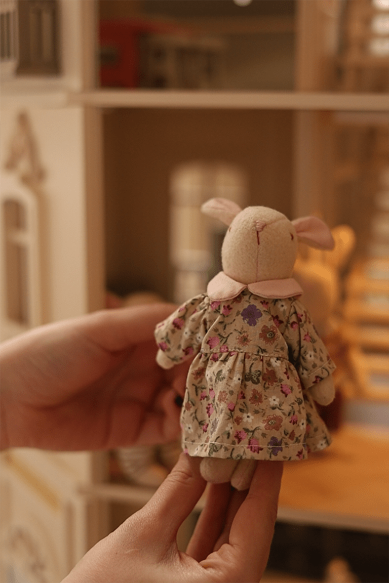The Bellevue Family – Dollhouse Accessories
