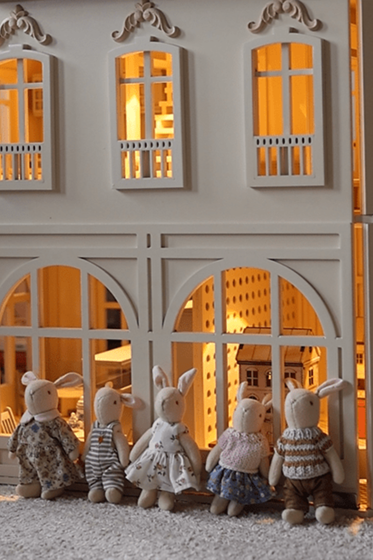 The Bellevue Family – Dollhouse Accessories