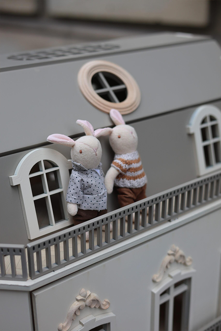 The Bellevue Family – Dollhouse Accessories