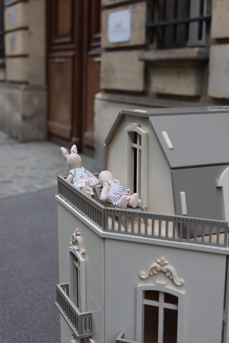 The Bellevue Family – Dollhouse Accessories