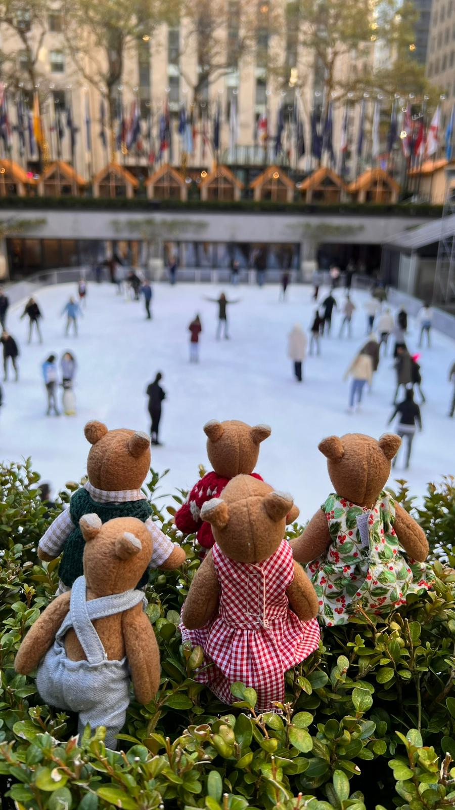 christmas time bear family at new york